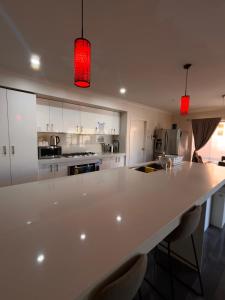 Η κουζίνα ή μικρή κουζίνα στο Mahzan on Dromana Master Bedroom