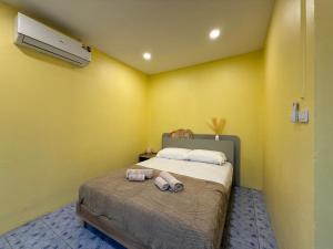 a bedroom with a bed with two towels on it at Il Piccolo Paradiso - Hôtel in Koh Samui 