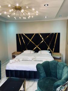 Ένα ή περισσότερα κρεβάτια σε δωμάτιο στο Crown Palace Guesthouse +37 φωτογραφίες