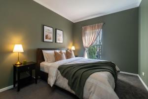 ein Schlafzimmer mit großem Bett und Fenster in der Unterkunft 3 Bed Close To City Adelaide Oval Golf Course in North Adelaide