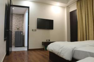 Postel nebo postele na pokoji v ubytování Vrindavan Stays Sunrakh Bangar - सुनरख बांगर