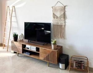 Μια τηλεόραση ή/και κέντρο ψυχαγωγίας στο Hola! apartments at Coto Real