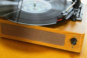 un tocadiscos con un CD encima en COZY HOUSE Izukogen, en Ito 17 fotos más