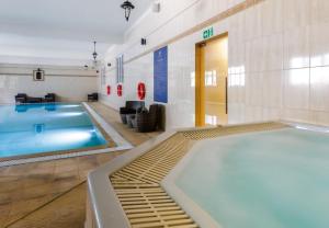 una grande piscina in una stanza con di Prawdzic Family Resort & Wellness a Danzica