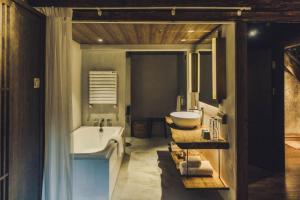 Koupelna v ubytování Tsingpu Tulou Retreat + 65 fotografií