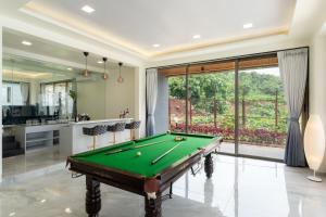 Piljardilaud majutusasutuses Green Atlas Villa with Infinity Pool Turf Theatre Jacuzzi - Official - GreenAtlasVilla-com