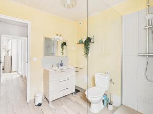 Un baño con inodoro y ducha en Jolie maison pour 4 à proximité du centre, en Montignac 10 fotos más