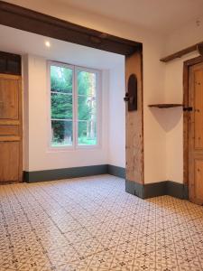 BéhenにあるChâteau de charme avec parc arboréの窓付きの空き部屋