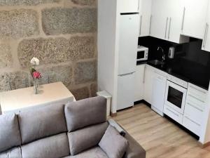 オウレンセにあるCharming Apartment in Ourense overlooking the Cityのリビングルーム(ソファ、テーブル付)