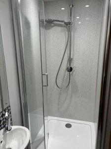 una doccia con una porta in vetro accanto a un lavandino di Wherry Cottage in Irstead on the Norfolk Broads a Neatishead Altre 23 foto