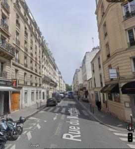 パリにあるMontmartre & Metro district lines 12 and 4の建物が立ち並ぶ街の空っぽの通り