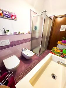 Un baño con inodoro, ducha y lavabo. en La casa di Morena, en Torre del Lago Puccini