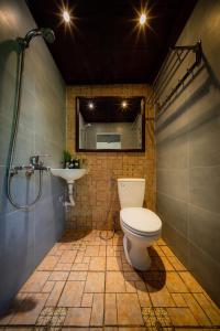 Mang SonにあるChez Vous House - Toom Saraのトイレと洗面台付きのバスルーム +58枚の写真