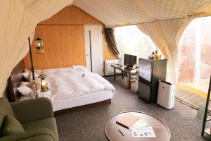 TV a/nebo společenská místnost v ubytování Nenn NASUKOUGEN GLAMPING