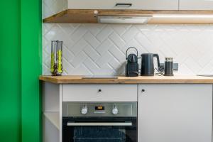 una cocina con estufa y encimera en Colorful Apartments G, en Riga 19 fotos más