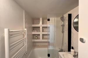 Ένα μπάνιο στο Parisian charm in the heart of the 9th metro 7