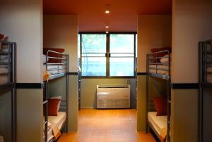 a room with two bunk beds and a window at Nitra Hostel in Ban Nong Chaeng