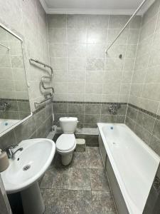Bilik mandi di Apartment оn Makatayeva 5 b