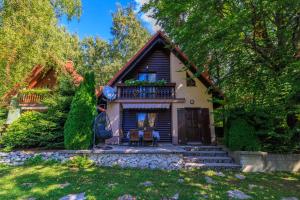 een huis met een veranda en een balkon bij Casa Nature Bogo in (( Pleteno ))