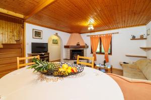 een kamer met een tafel met daarop een schaal fruit bij Casa Nature Bogo in (( Pleteno ))