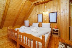 een slaapkamer met een bed in een blokhut bij Casa Nature Bogo in (( Pleteno )) +63 foto's