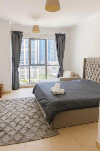 Un dormitorio con una cama y una ventana grande. en The residences 1 - Luxury 1BR apt in Downtown Dubai - 2 mins walk to Burj Khalifa & Dubai Mall, en Dubái