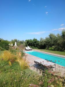 una piscina con dos sillas y una mesa en Charming 3-bedroom villa in Abruzzo with WiFi and AC, en Civitella Casanova 25 fotos más