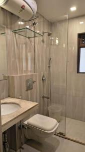 アーポラにあるHotel Coco Goaのシャワー、トイレ、洗面台を備えたバスルーム