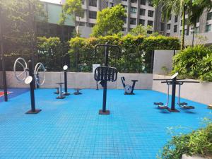 een blauwe tegelvloer met een heleboel fitnessapparatuur bij Meta Residence MetaCity Equine Park, Bandar Putra Permai, Seri Kembangan by Nestaway in Seri Kembangan