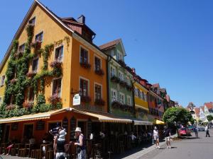 a group of people standing in front of a building at Pension Ins Fischernetz - Mäntele in Meersburg