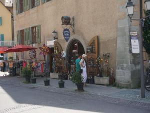 two people standing in front of a building at Pension Ins Fischernetz - Mäntele in Meersburg +22 photos
