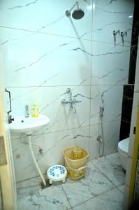 Koupelna v ubytování Hotel Krishna Kashi Diaries + 17 fotografií