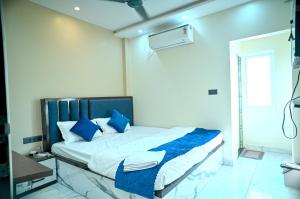 Postel nebo postele na pokoji v ubytování Hotel Krishna Kashi Diaries