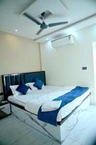 Postel nebo postele na pokoji v ubytování Hotel Krishna Kashi Diaries