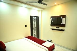 a room with a bed and a tv on the wall at Hotel Krishna Kashi Diaries in Jāmb