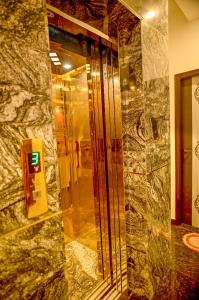 Koupelna v ubytování Hotel Krishna Kashi Diaries