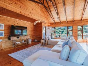 GlentanaにあるSun and Sea Glentanaの白い家具と薄型テレビのあるリビングルーム