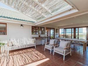 GlentanaにあるSun and Sea Glentanaのテーブルと椅子のあるリビングルーム