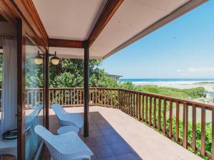 GlentanaにあるSun and Sea Glentanaの海の景色を望むバルコニー(椅子付)