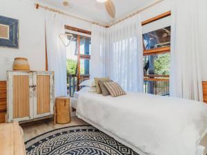 GlentanaにあるSun and Sea Glentanaの大きな白いベッドと窓のある寝室