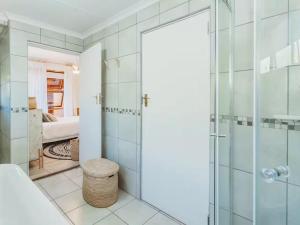 GlentanaにあるSun and Sea Glentanaのシャワーとガラスのドアが付いたバスルーム +25枚の写真