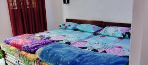 Giường trong phòng chung tại Misty plaza