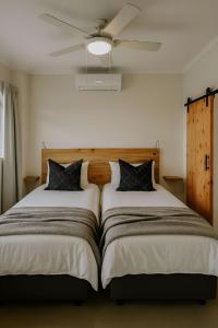 En eller flere senge i et værelse på The Place to Stay