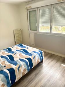 une chambre avec un lit et deux fenêtres dans l'établissement Renovated 3-Bedroom Apartment near UTT, à Troyes