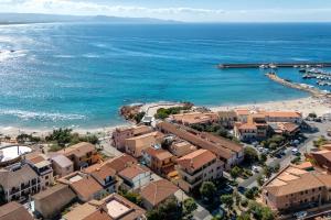 an aerial view of a beach with buildings and the ocean at La Finestra sul Mare in Isola Rossa