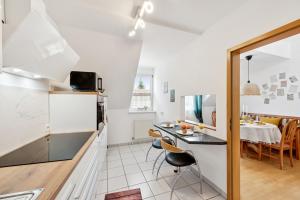 a kitchen and dining room with a table and chairs at "Gelbe Koffer Vintage Maisonette" in Neunkirchen - 2 SZ - Self-Check-in - Parkplatz - Balkon - Badewanne - WLAN 250 Mbit - bis 4 Pers - zentrumsnah in Neunkirchen