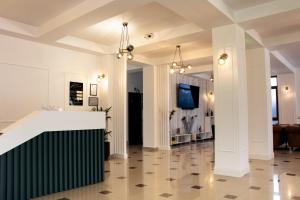 a living room with white walls and a green and white table at The Art Boutique in Piatra Neamţ