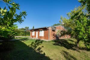 ein Backsteinhaus auf einem Hügel mit einem Hof in der Unterkunft Posada Maral, San Rafael in San Rafael