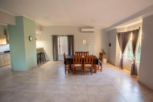 eine Küche und ein Esszimmer mit Tisch und Stühlen in der Unterkunft Posada Maral, San Rafael in San Rafael