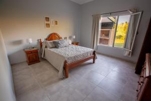 ein Schlafzimmer mit einem Bett und einem Fenster in der Unterkunft Posada Maral, San Rafael in San Rafael + 28 Fotos